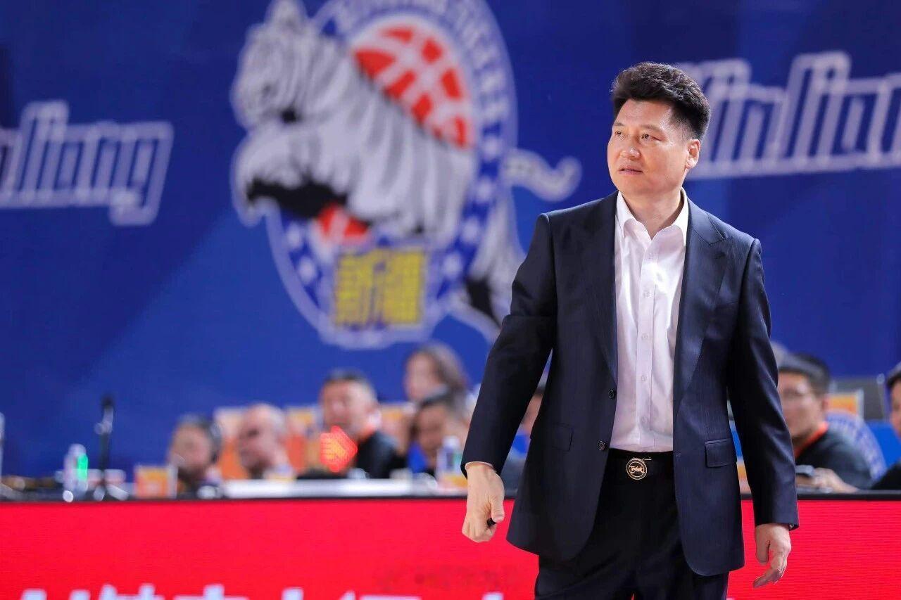 新疆男篮官宣主教练姜正秀，也就是在新疆队担任多年助理教练的姜正秀。齐麟续约，这是