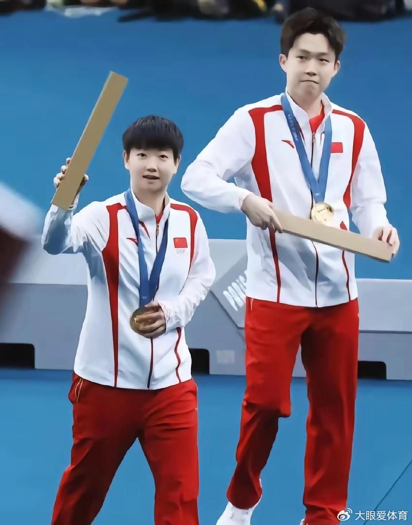 永远会反复珍藏这张巴黎奥运会的经典画面孙颖莎与王楚钦搭档拿下乒乓球混双项目奥运首