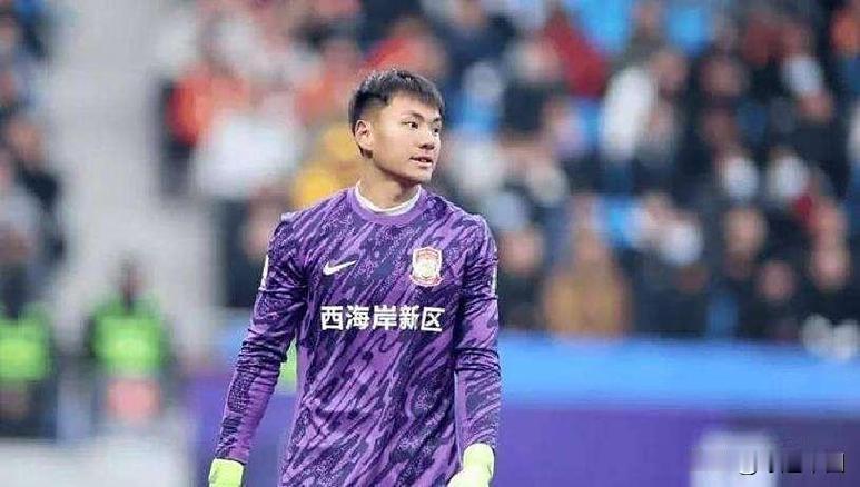 李昊“开挂”国安无奈，多打一人竟成“包袱”

这球没法踢了——当青岛西海岸门将李