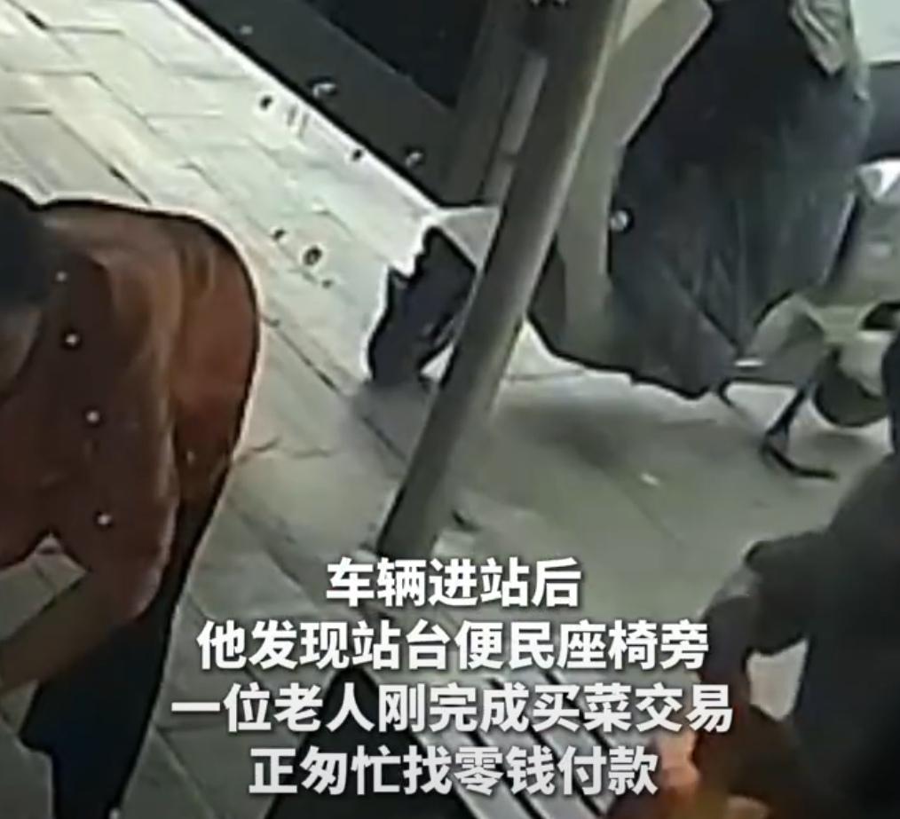公交到站，乘客早已等候上车，一位老人却连连摆手示意司机发车，这反常的一幕近日发生