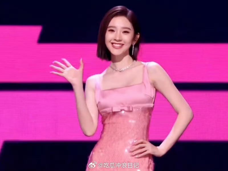 唐艺昕浪姐和豆包撞发型了 撞发型不可怕，谁不萌谁尴尬。唐艺昕和豆包这一局平手！粉