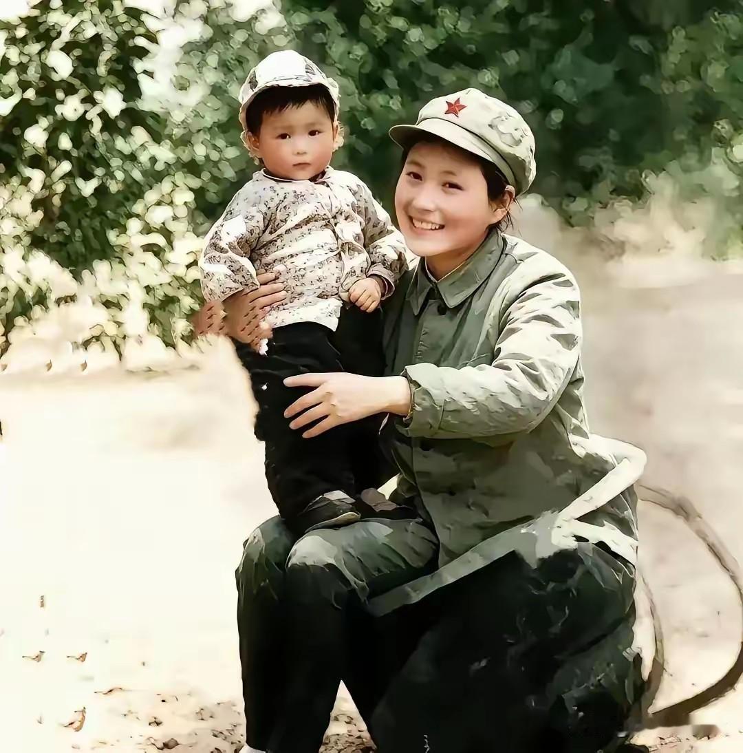 1936年最戳心的长征老照片！母亲满脸疲惫眼神滚烫，一岁女儿攥紧衣襟闯过万里山河