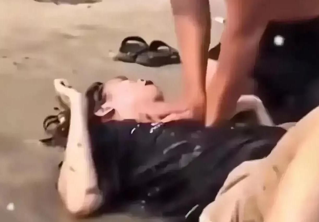 “这不是救人，是猥亵！”2023年，广西北海，一女子不慎溺水，男子对其进行施救的