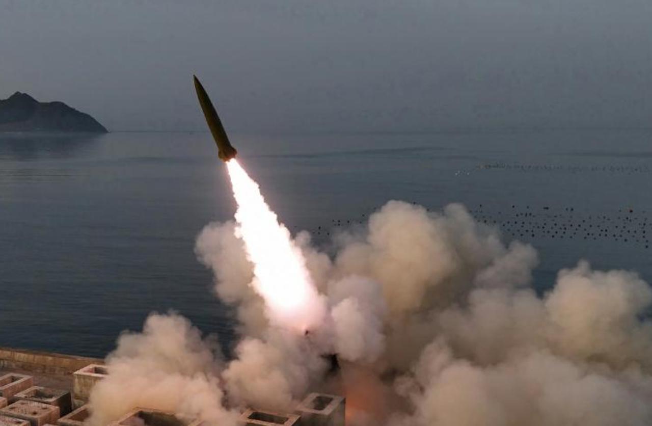 当地时间4月19日，朝鲜导弹总局完成改良型地对地战术弹道导弹 “火星炮 - 11