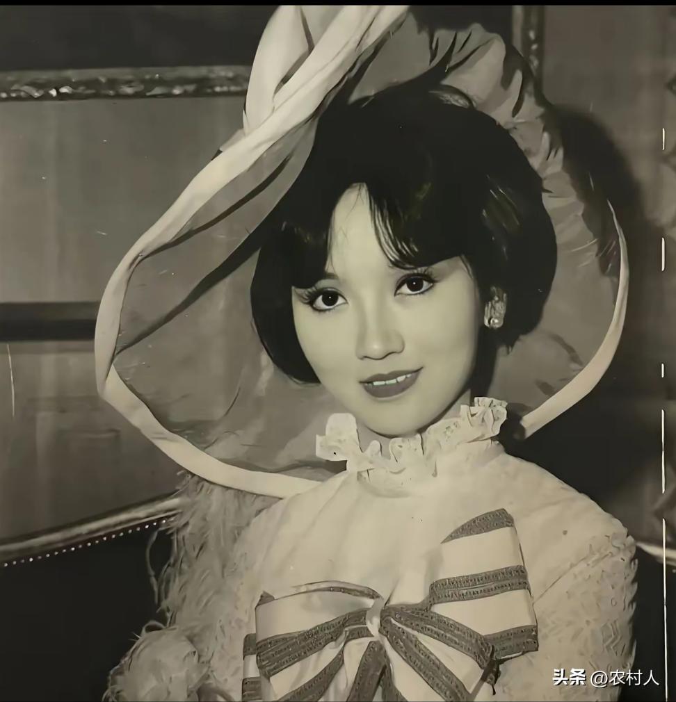 80年代演员赵雅芝，一张珍贵的留影。她欧式的打扮娇俏的容颜，看起来非常有气质。
