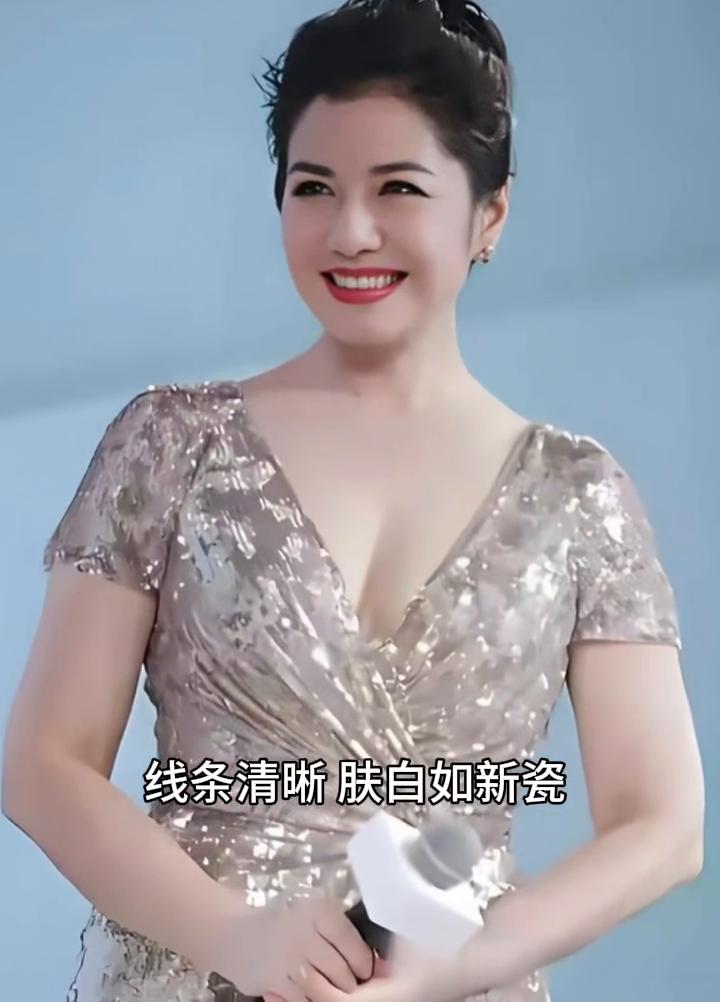 她生得端雅沉静，线条清晰，肤白如新瓷。年岁不曾刻下沧桑，只添了温润风韵。眼角眉梢