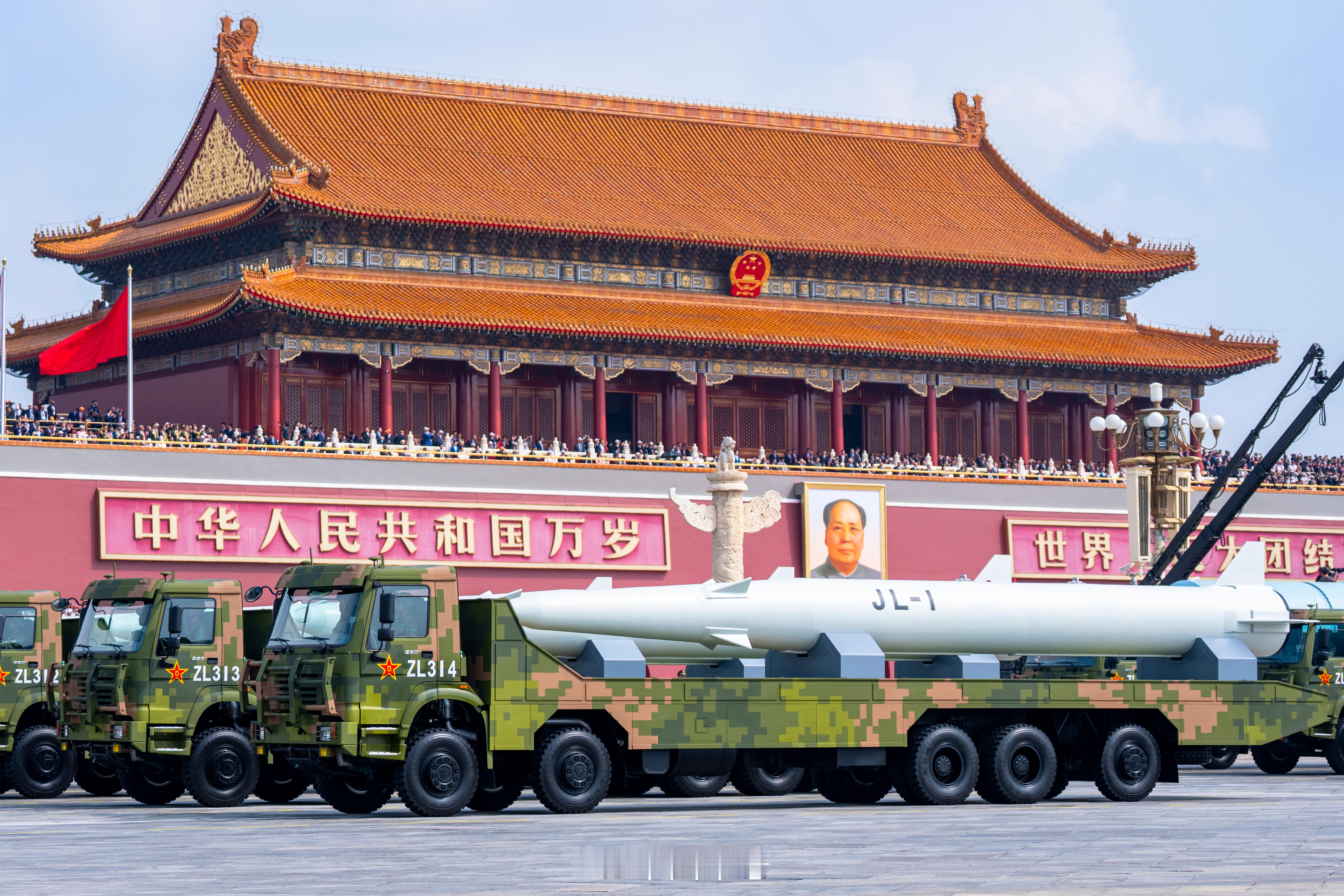 军号小夜灯你的生活，尽情热爱。你的安全，有我守护！晚安~三位一体核打击（摄影：万