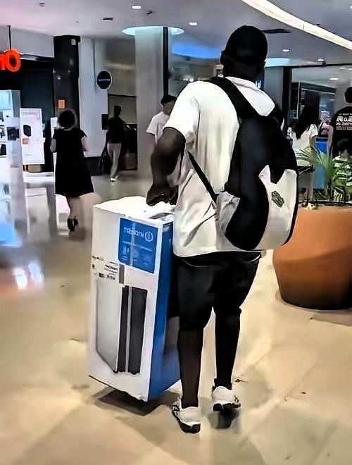 一个老外，花3万多人民币买了台中国空调，在TikTok上疯了一样喊：今天必须开1