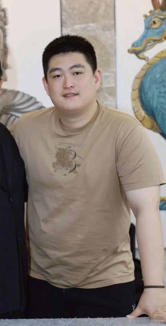 张翰像瘦版赵本山儿子张翰新形象太有冲击力，寸头加消瘦脸颊，像极了瘦版赵本山儿子，