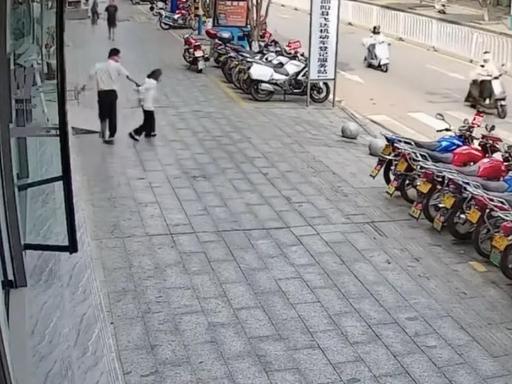 “罪不可赦，光天化日殴打老人？”难怪这个男的会在大街上平白无故的打老人了！不知道
