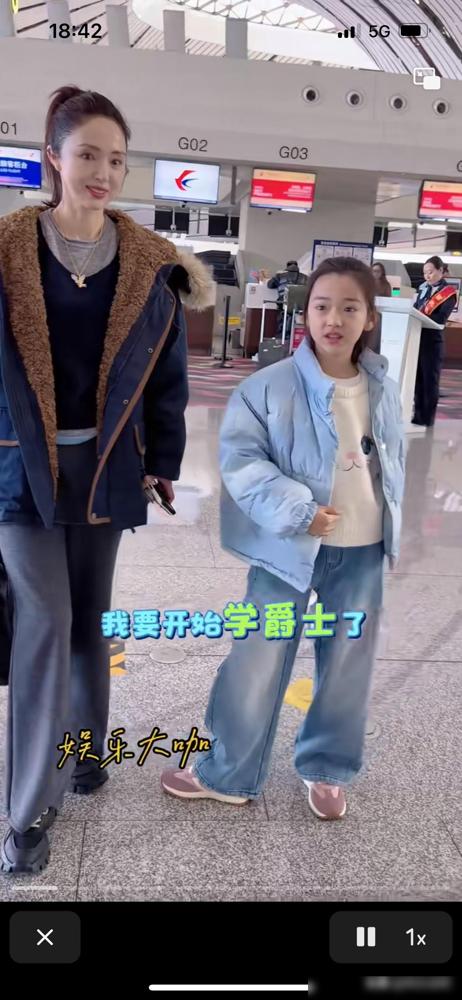 这个小女孩是不是被玩坏了，年纪轻轻就被妈妈带出来曝光在媒体面前，董璇不知道自己是