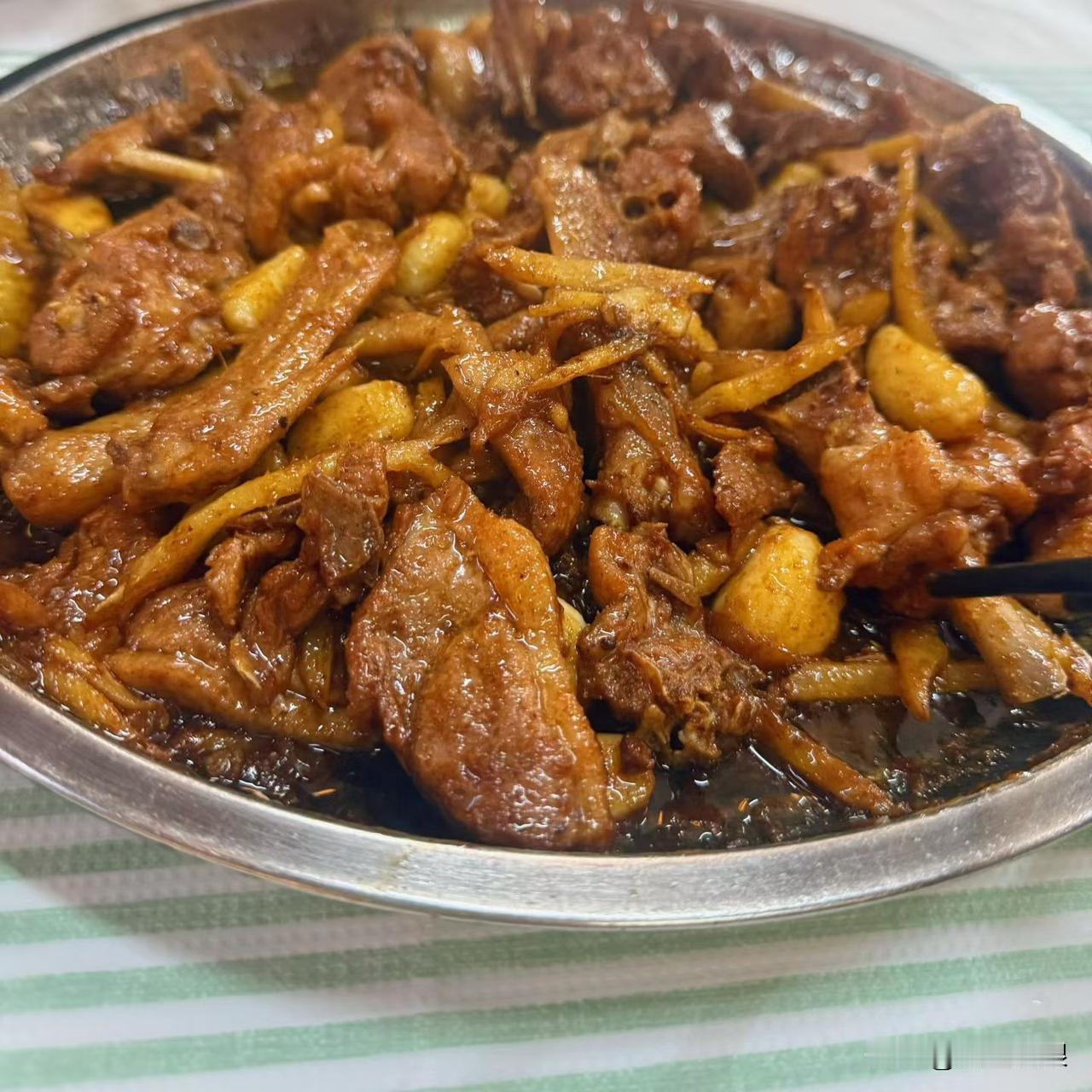 它的味道绝了，酸香扑鼻、金黄诱人。夹一块入口，先是果酸开胃，接着鸭肉的鲜劲就涌上