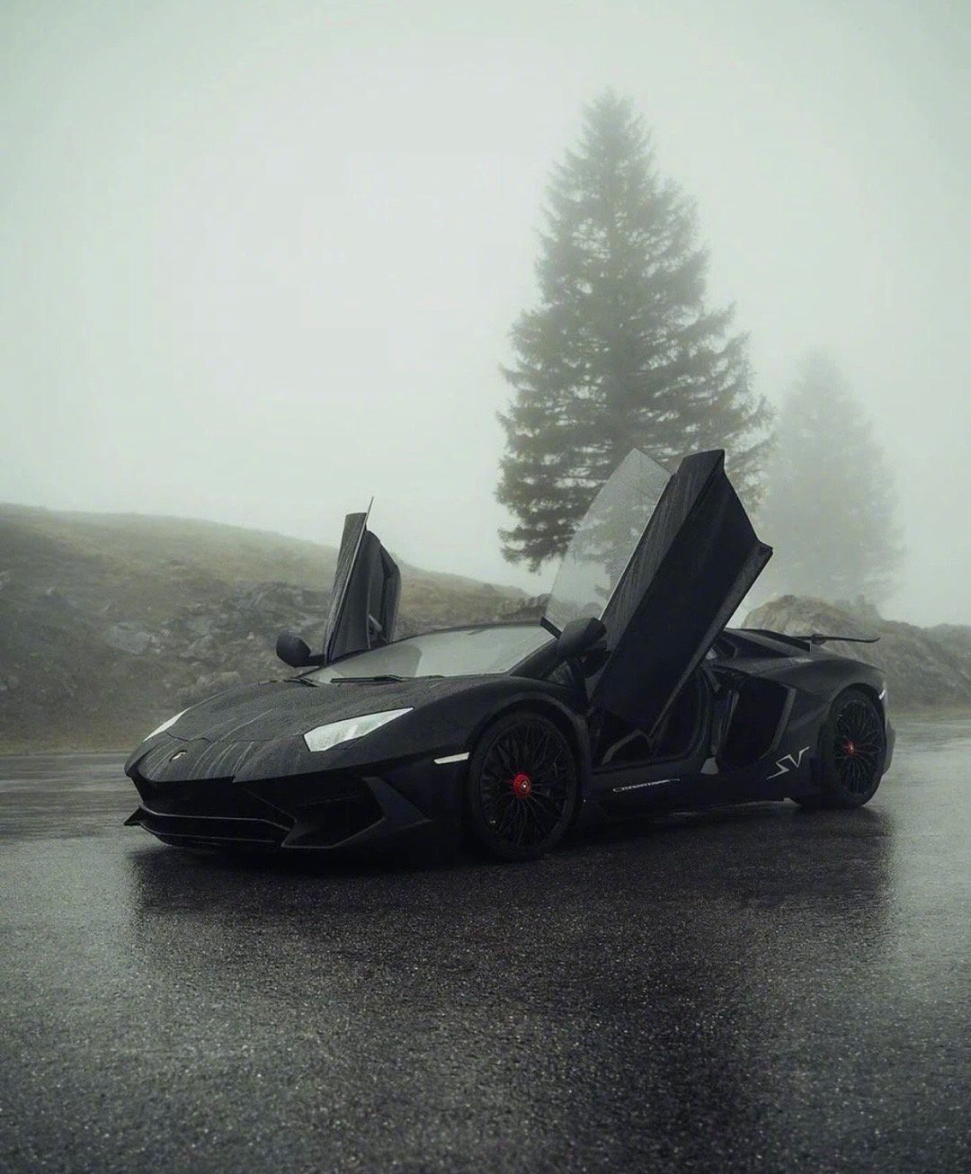 论Aventador SV 和雨天的适配程度雾雨天的下的Aventador SV