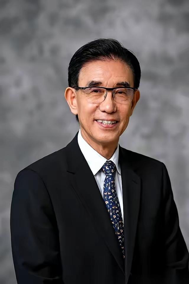 美国人最怕的事，还是发生了。

一个81岁的老头，尹志尧，在硅谷功成名就，拿着百