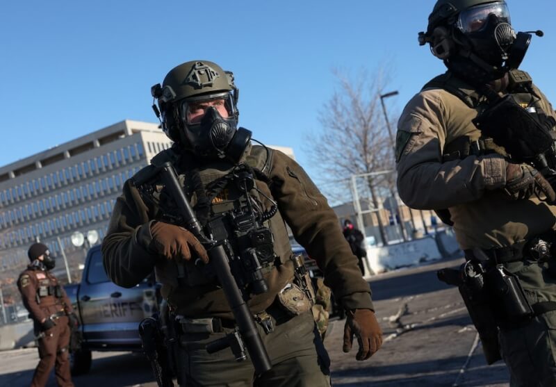 在美国明尼阿波利斯市，联邦移民执法人员近期枪杀两名美国公民，引发强烈抗议。在民主