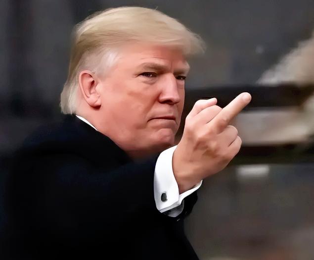 特朗普走进福特工厂却被工人当众指着鼻子骂，气的当场爆粗，走老远还回头竖中指，结果