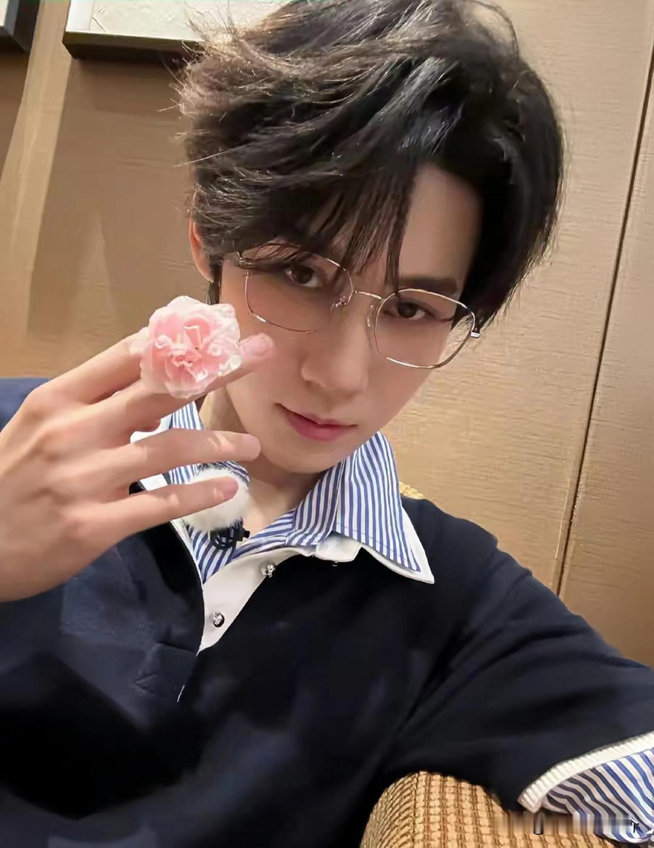 张真源，中国内地男歌手、演员，2003年4月16日出生于重庆市，身高183cm，