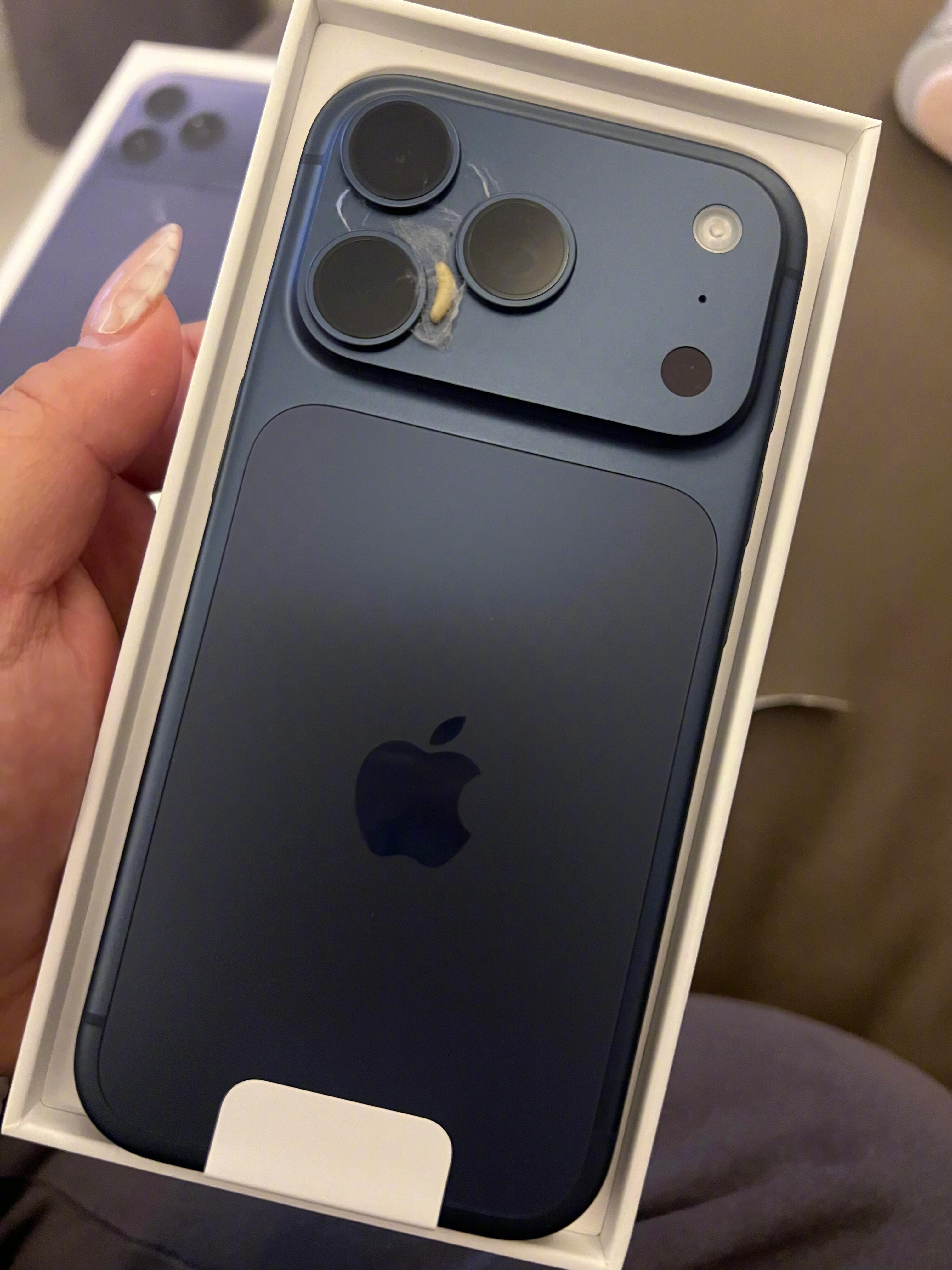 居然有人开箱iPhone后发现里面有虫