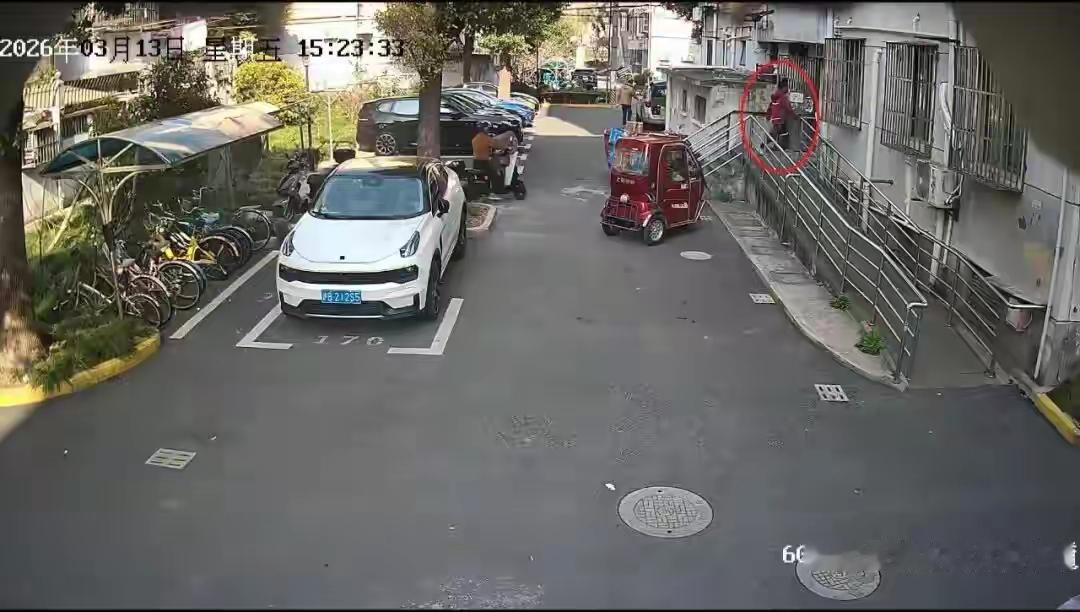 快递员将7999元的手机投递至买家门口，没想到买家并未收到快件，快一个月了，丢失