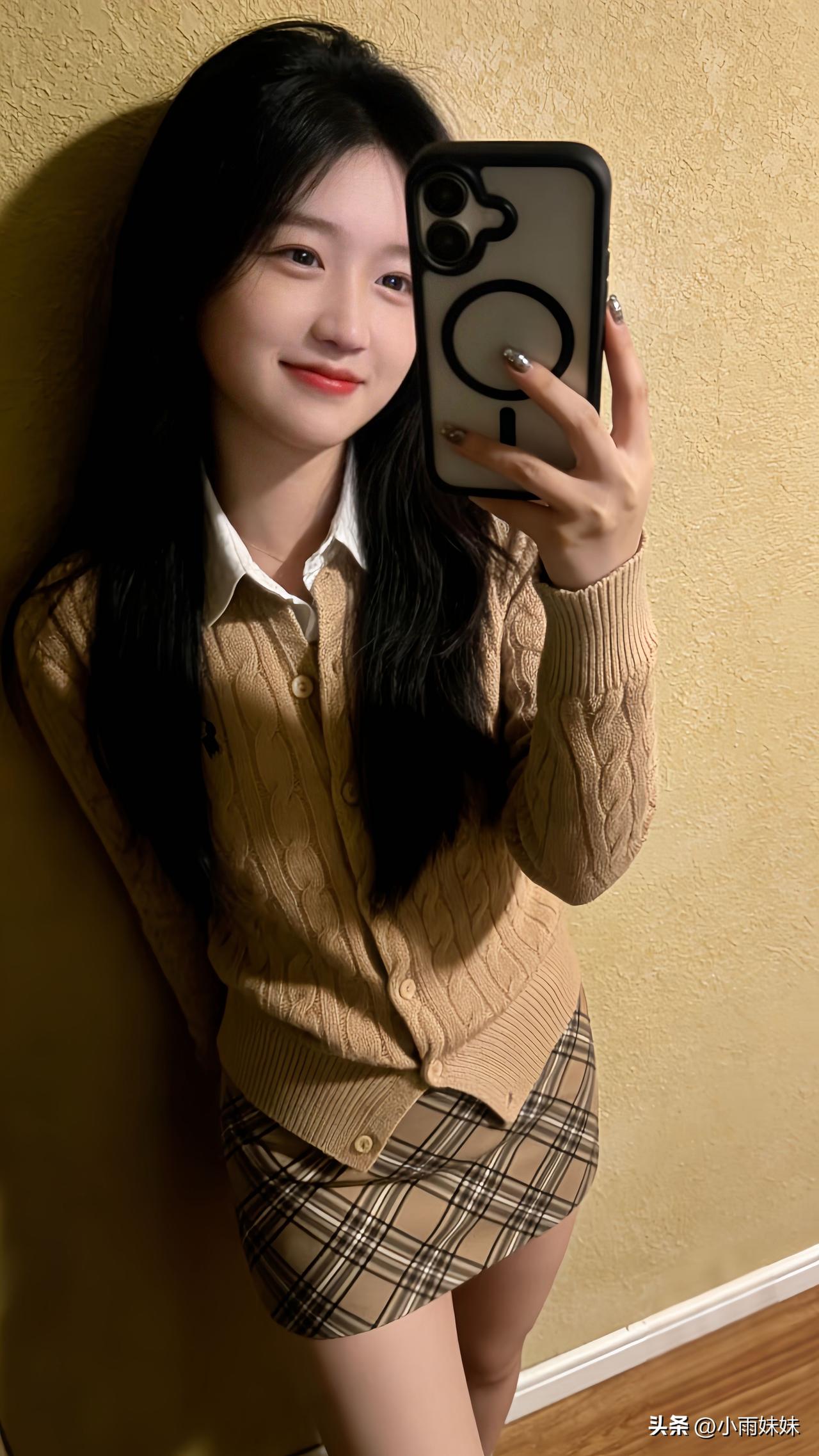 天气预报称今日有雨，我在阳台伫立了一整晚。手机相册自动生成了回忆视频，播放着上百