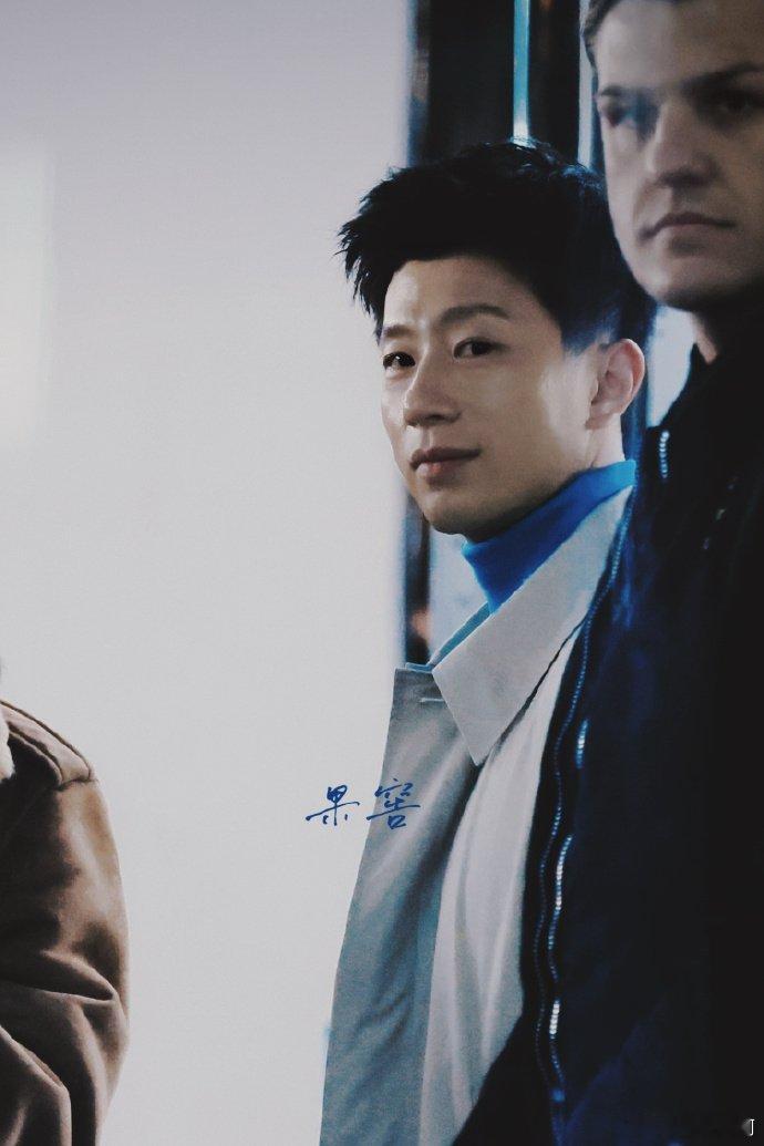 马龙和大家热情合照 巴黎时装周名场面+1！马龙身穿Prada2026春夏亮款亮相