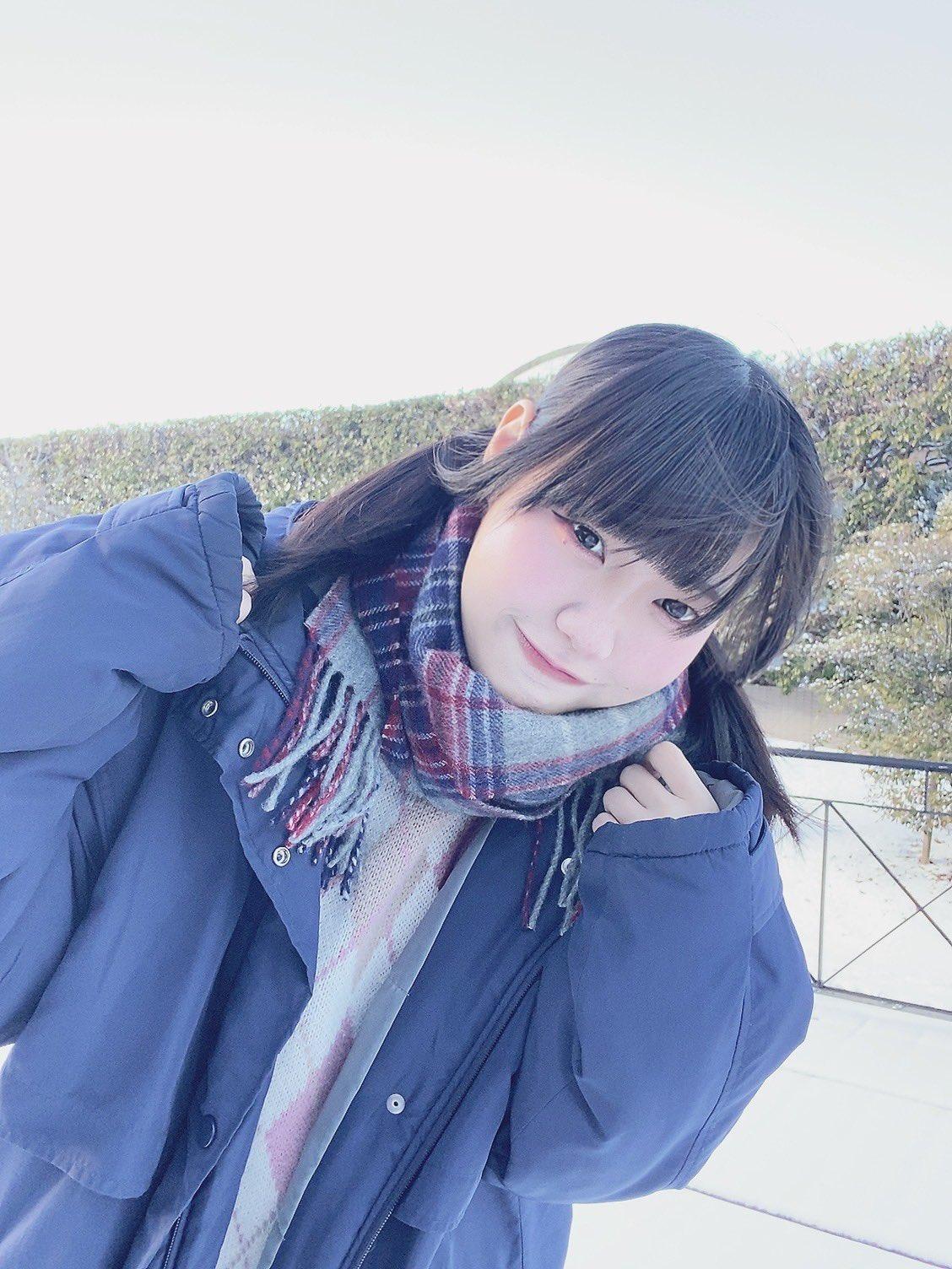 雪中红袖添香，寒梅映笑颜