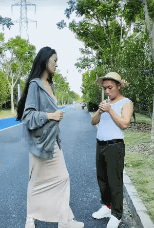 男子大概是被里面的字条气的流鼻血的吧！[捂脸]