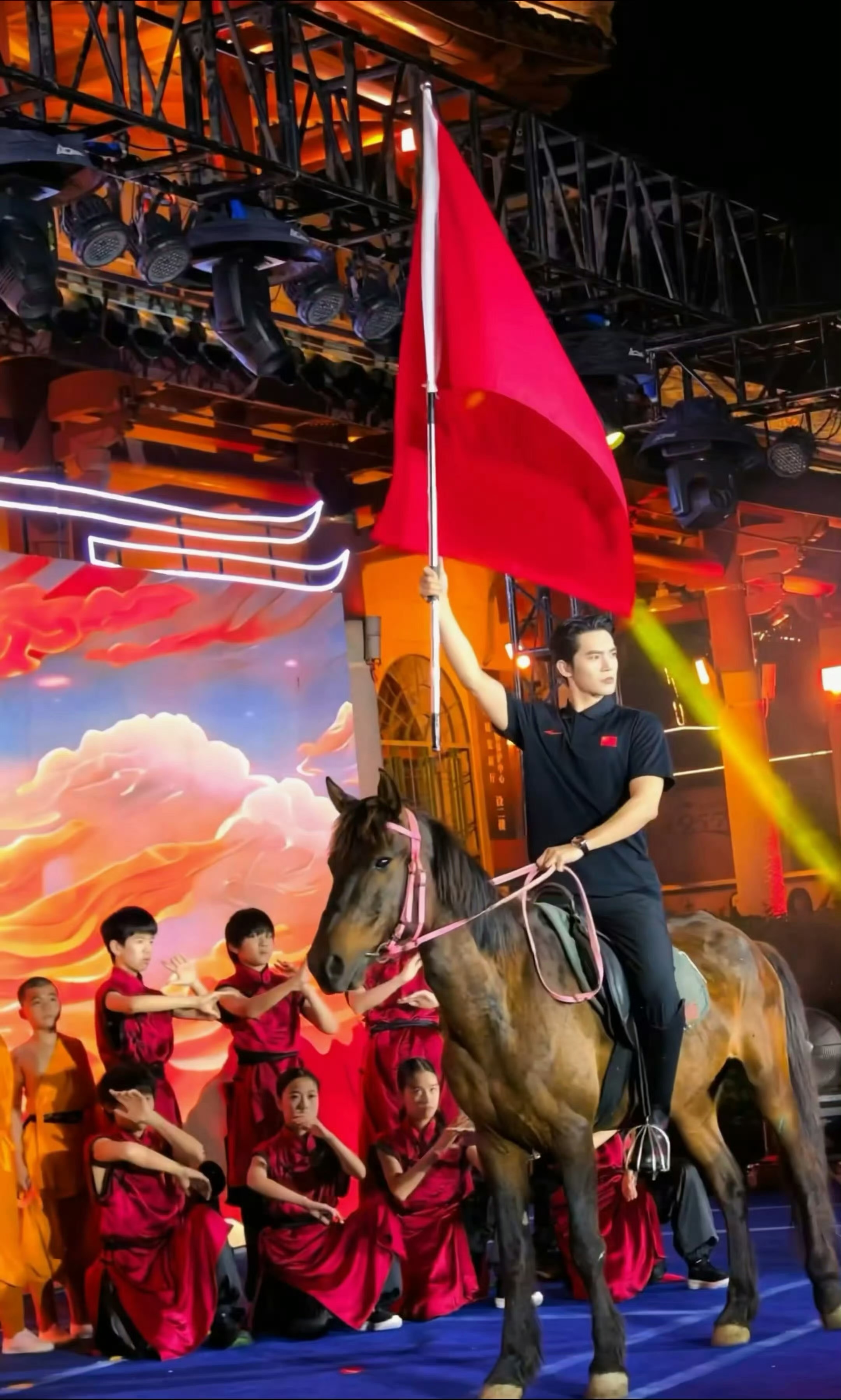 于适再现骑马名场面于适yosh鸿星尔克全球品牌代言人于适 于.驯马大师.适！那么
