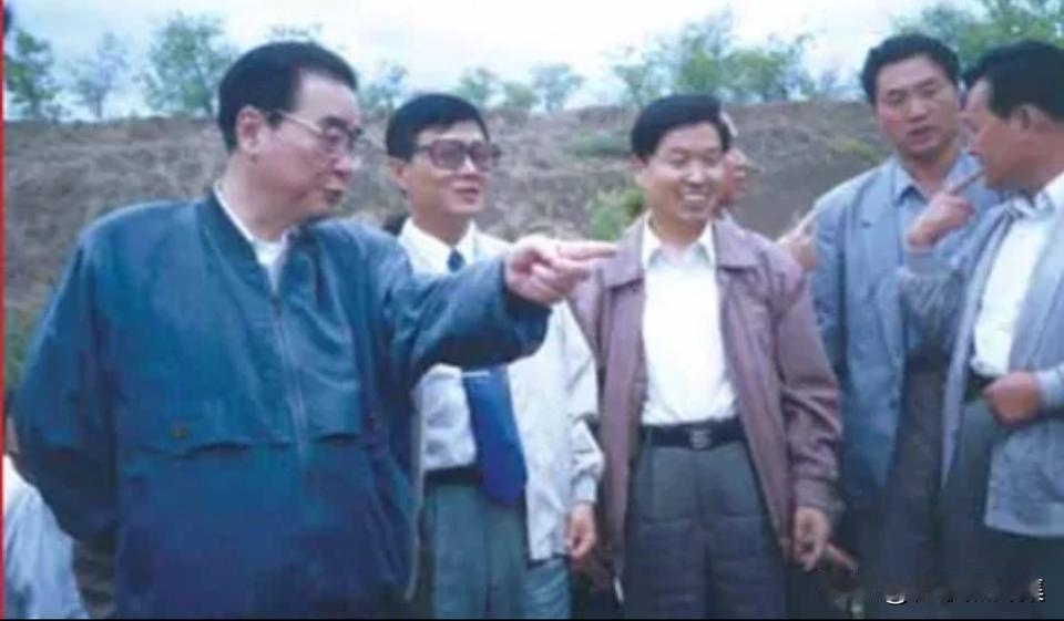 1995年7月24日，李鹏同志考察定西县小流域治理示范点和雨水集流情况的现场照片