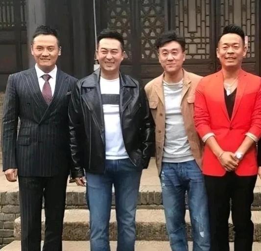 4星同框：张嘉译笑意粲然，其表弟姬他西装革履、帅气逼人，孙浩这发型也太犀利太雷人