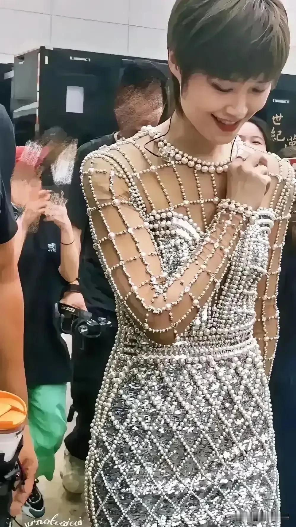 李宇春这也太辣眼睛了吧？
好潮的渔网裙，穿在她身上格外好看。
完美的身材比例展现