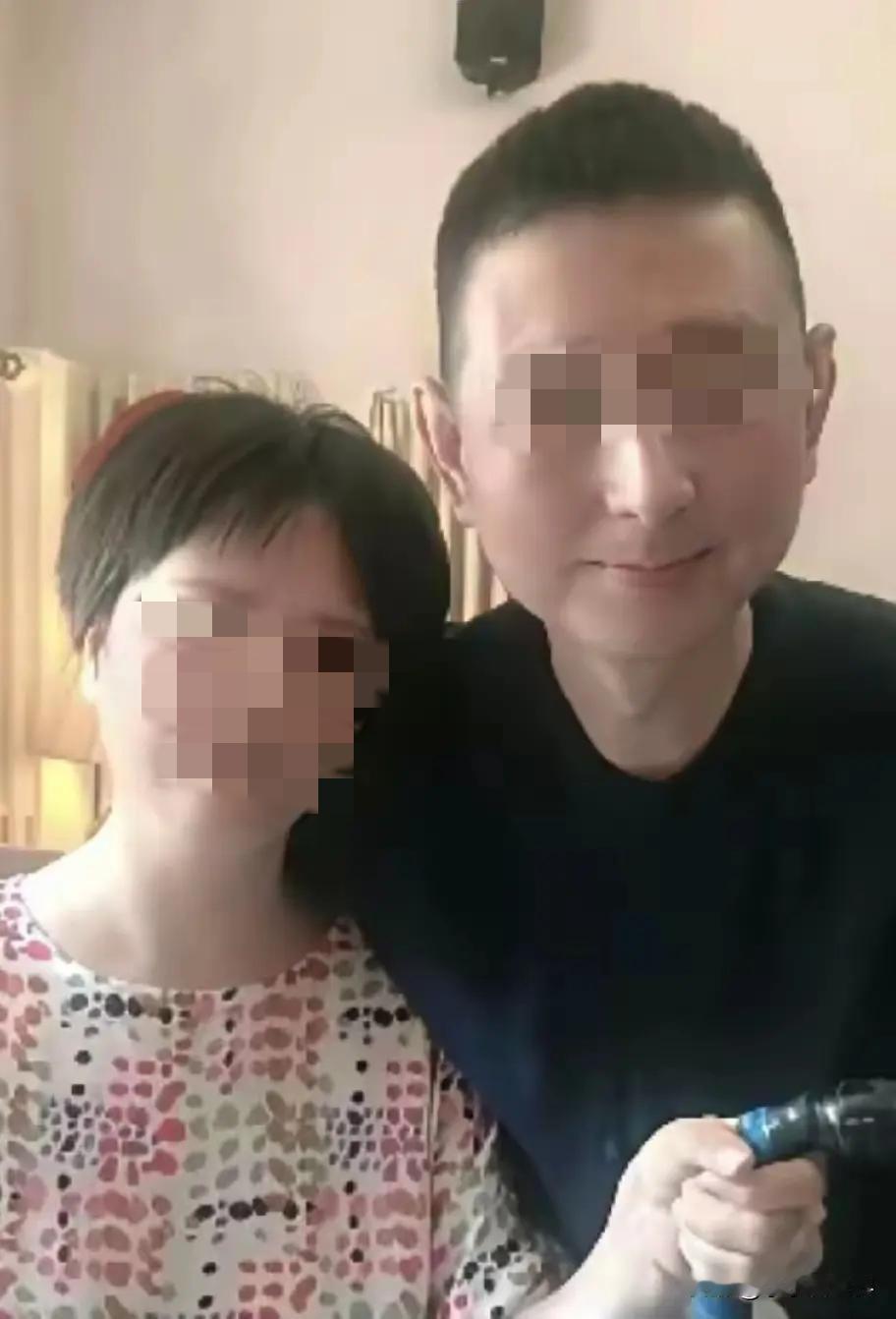 我不知道是谁发的这张照片，实在是太过分了，
从照片来看，何晴已经被折磨的不成样子