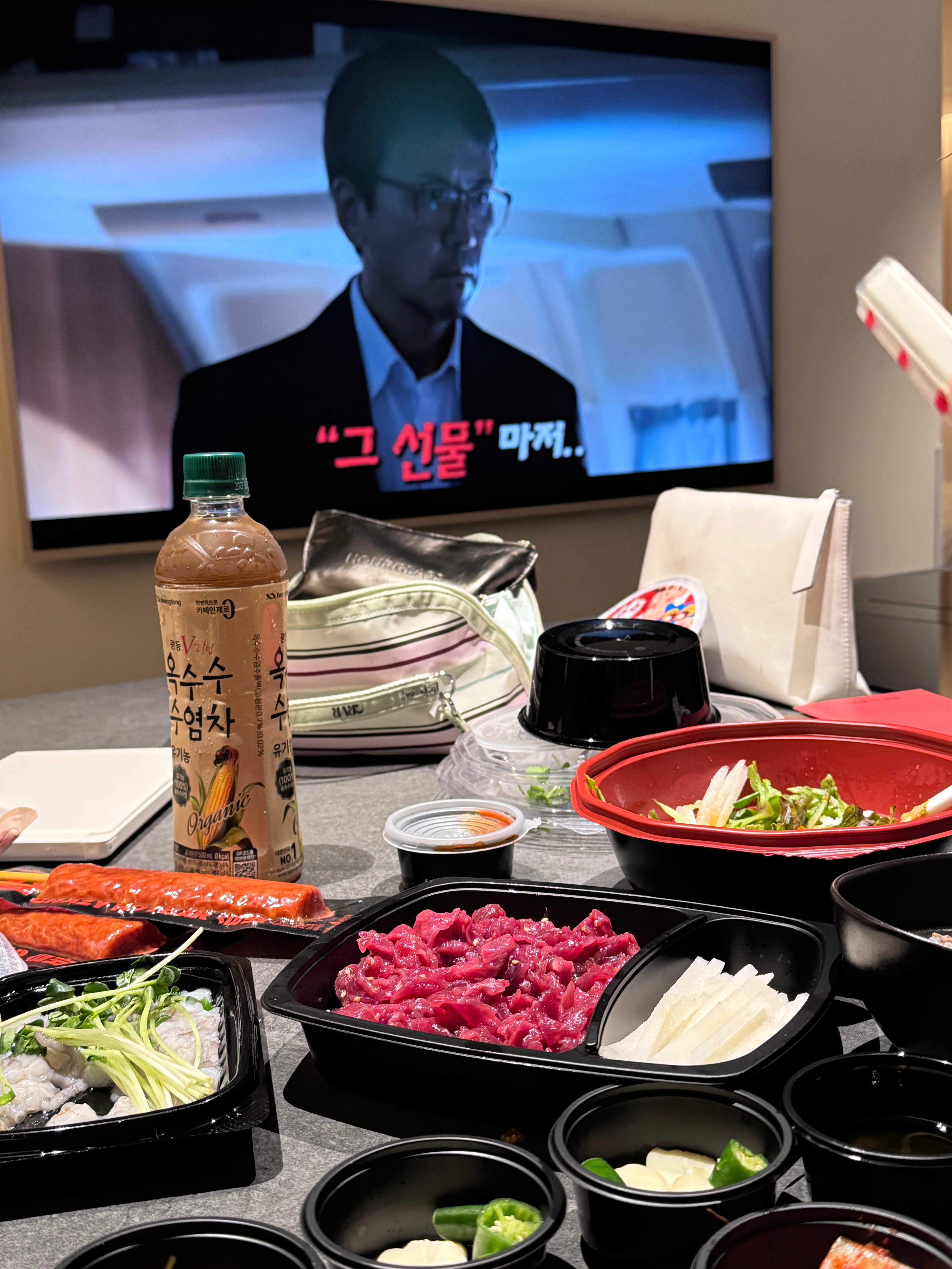 做完护理最爱的活章鱼生牛肉店都快关门了，火速打包了一份回酒店美美吃上～[yeah