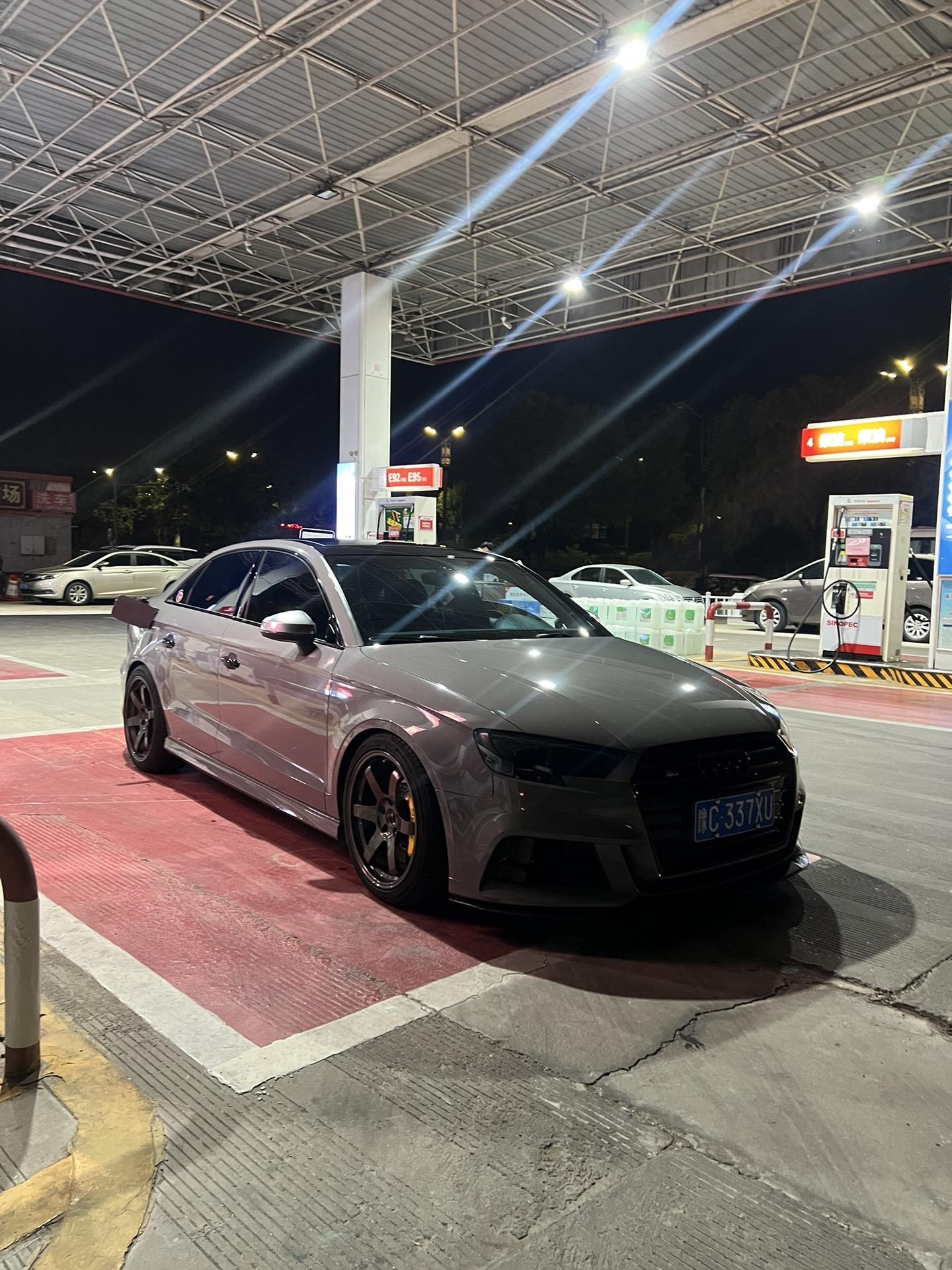 到底给我下了什么药啊 加个油都想给你拍照