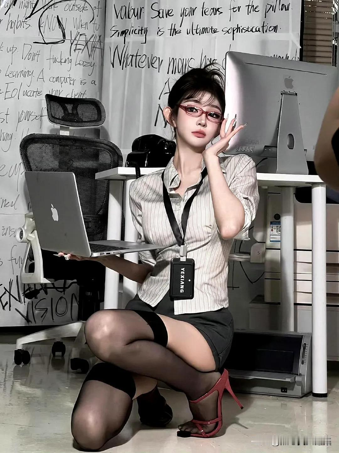 #高清美人壁纸分享#Office siren🤍紅色高跟鞋👠 ​​​