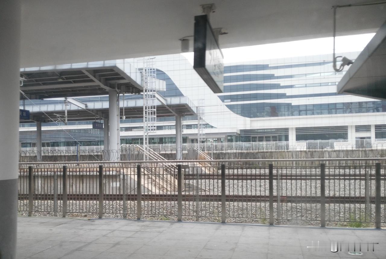 2018年坐火车走广茂铁路经过肇庆站所拍，该站在那之前两年进行了改造重建，因为修