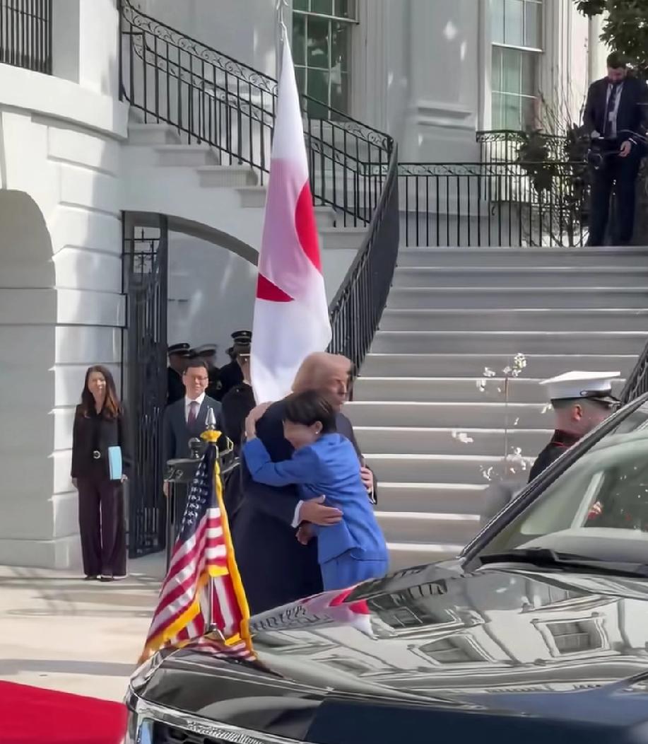 被无情拒绝2次！苗巫看见老特头张开双手就想抱抱，第一次得逞了，抱了左边，想要再抱