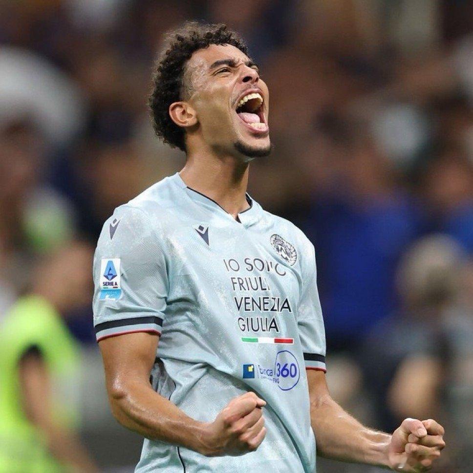 肖万（之前曾执教过阿塔）：阿塔是一位球风优雅视野开阔的球员 年轻时他曾踢过前锋 