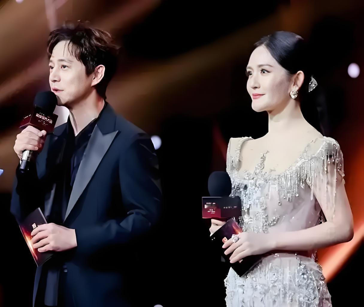 近日，何炅与谢娜再度同台主持活动，默契依旧。何炅沉稳控场，谢娜活泼添彩，两人一唱