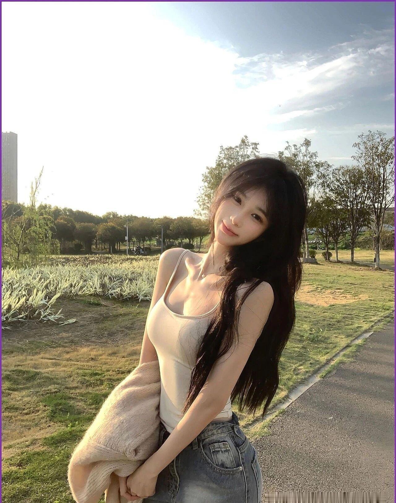 你见过最漂亮的女孩长什么样阳光才是最好的滤镜，这气质都被吊带给拉满了