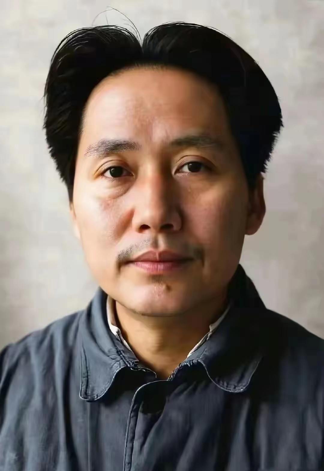 七律·毛主席与贺子珍
 
井冈初遇结同心，
十载烽烟伴至深。
弹雨相随征万里，