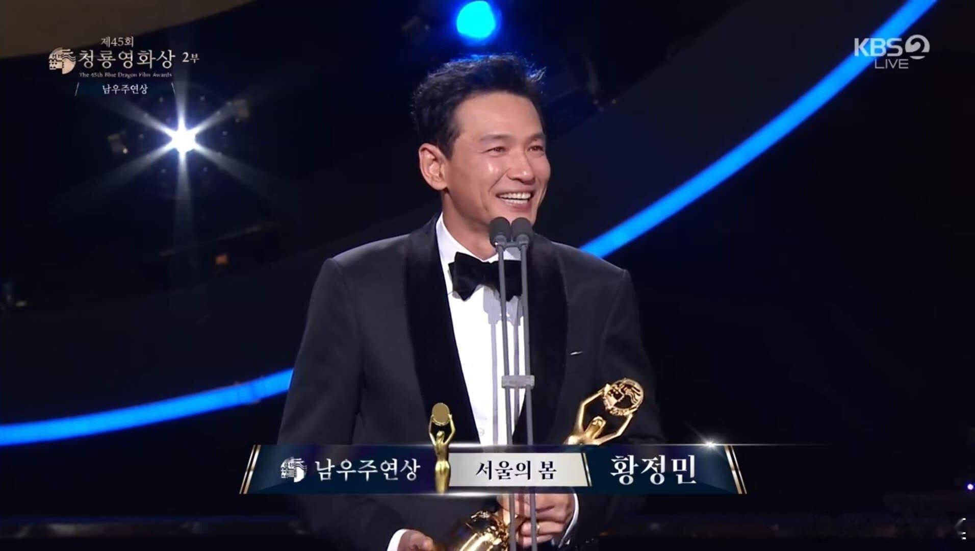 韩国青龙奖   今天获奖的都是喜欢的演员。影帝黄晸玟、男配丁海寅、人气奖汤唯。韩