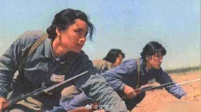 毛泽东同志 七绝·为女民兵题照（1961年2月）飒飒英姿五尺枪，曙光初照演兵场。