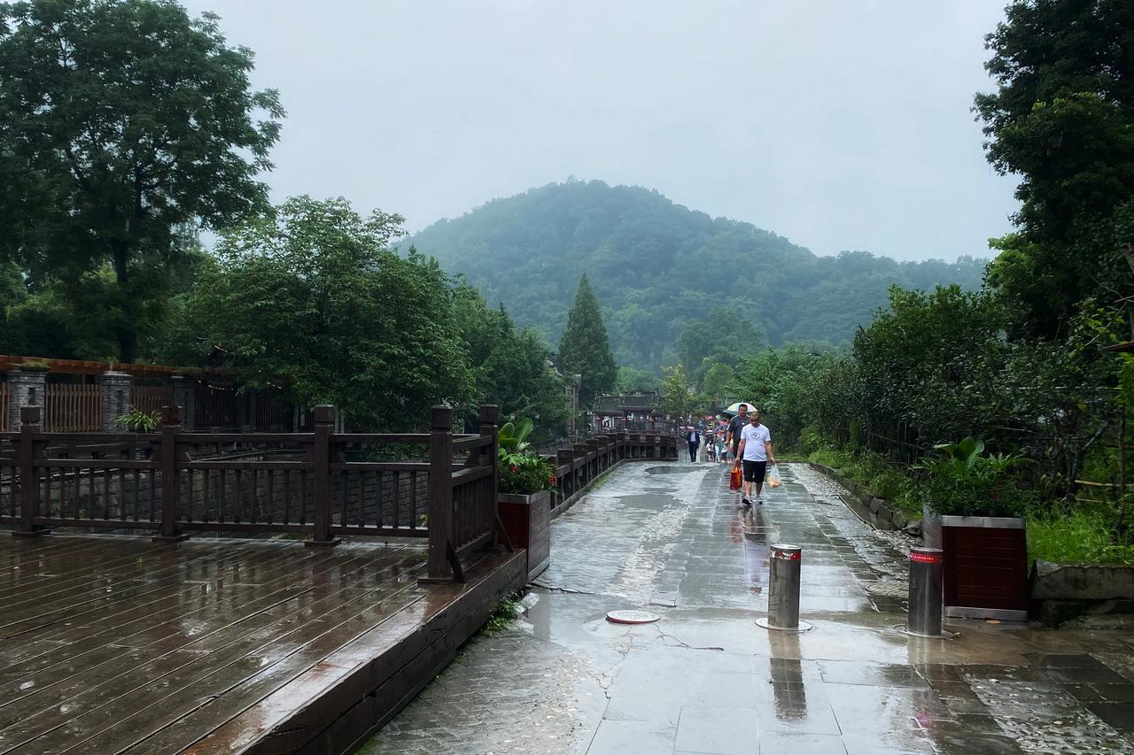 近一个月成都及周边地区连天的雨水，导致多趟列车停运，很多外地的游客都回不去了。昨
