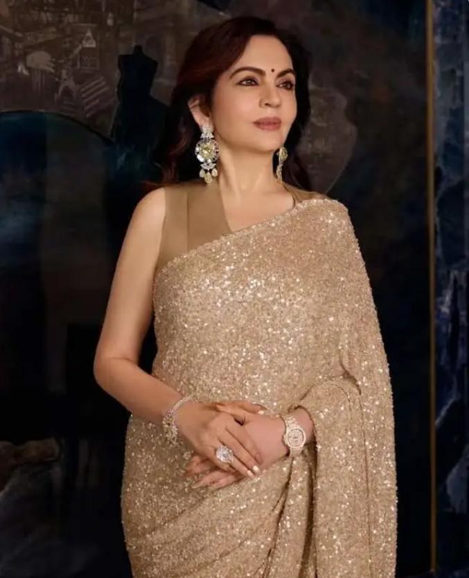 印度首富夫人穿女儿6年前的旧衣，但看完那块4亿的手表，我酸了。

4月，孟买的印