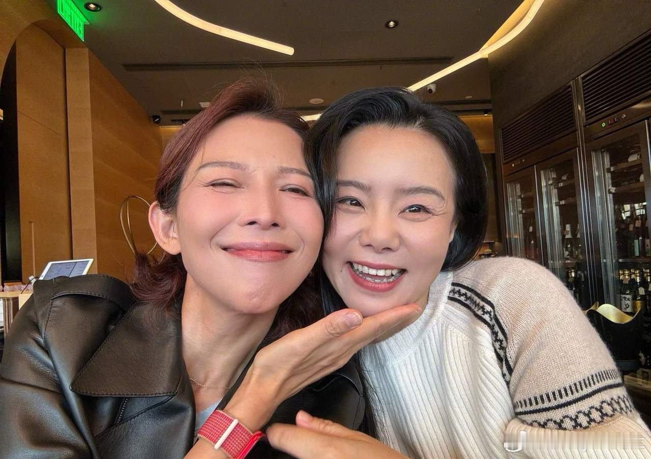 蔡少芬晒与龚琳娜合照  ​这照片拍得也太真实了，娘娘你是不是又偷穿了我晋哥的裤子