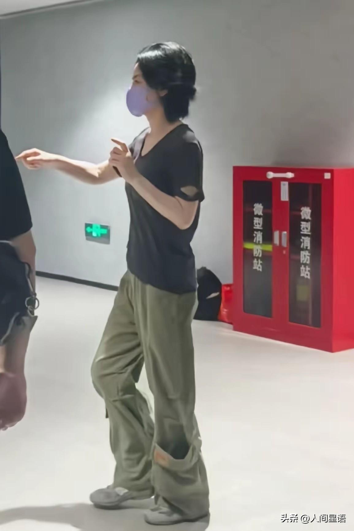 王菲现身谢霆锋演出现场，真正抢镜的不是穿搭，是状态

真正会穿的人，常常看不出用