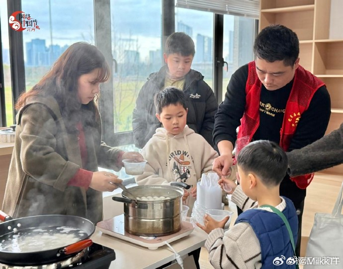 台州人的元宵在赏灯猜谜吃汤圆中度过  花灯璀璨映邻里，汤圆香甜暖人心。椒江全域开