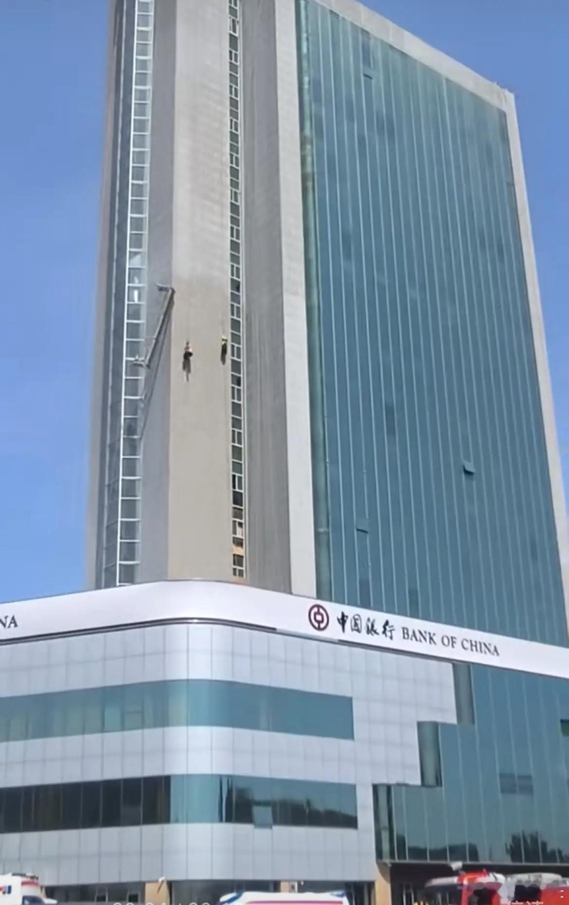 吊篮断裂两名工人抱住绳索被困高空场面惊险！吊篮断裂两名工人抱住绳索被困高空，许昌