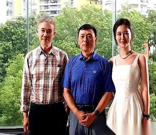 就这张合影，信息量简直炸了。
真正的大佬，根本不需要表情。你看中间的段总，就那么